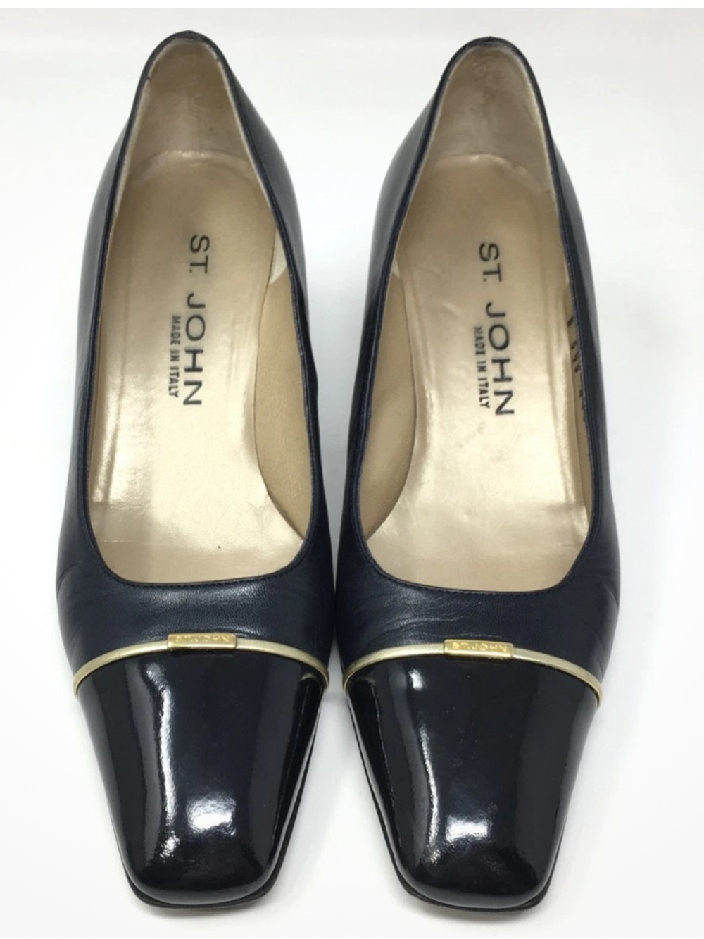 St. John Lina Pump Heels Shoes
Womens Size 7.5 black Leather Black
Cap Toe Logo